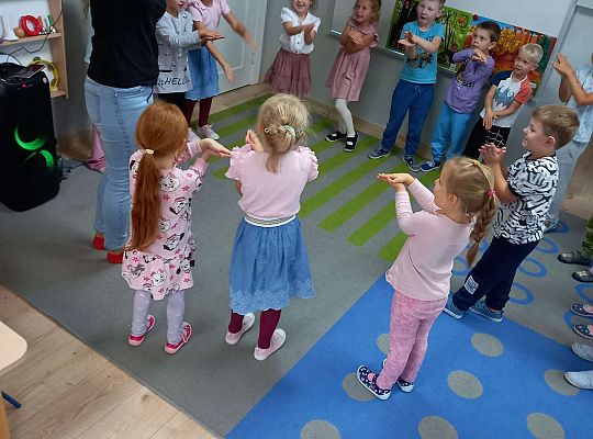 GR. III Zabawy rytmiczno - ruchowe z mamą i tatą Witka