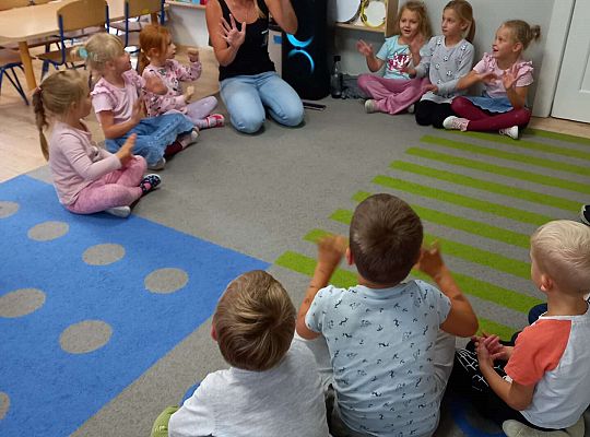 GR. III Zabawy rytmiczno - ruchowe z mamą i tatą Witka