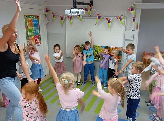 GR. III Zabawy rytmiczno - ruchowe z mamą i tatą Witka