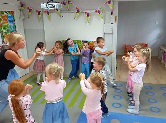 GR. III Zabawy rytmiczno - ruchowe z mamą i tatą Witka