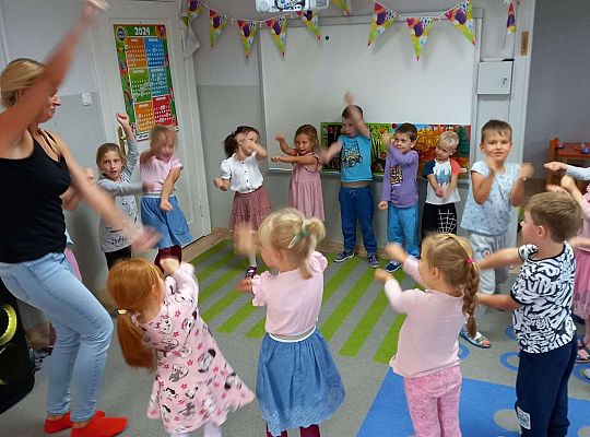 GR. III Zabawy rytmiczno - ruchowe z mamą i tatą Witka