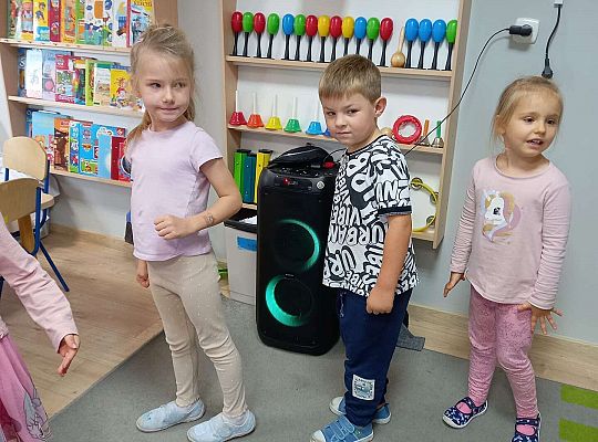 GR. III Zabawy rytmiczno - ruchowe z mamą i tatą Witka