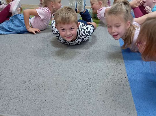 GR. III Zabawy rytmiczno - ruchowe z mamą i tatą Witka