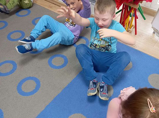 GR. III Zabawy rytmiczno - ruchowe z mamą i tatą Witka