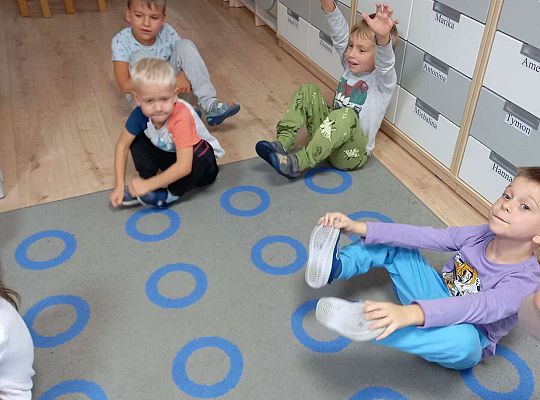 GR. III Zabawy rytmiczno - ruchowe z mamą i tatą Witka