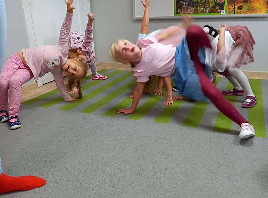 GR. III Zabawy rytmiczno - ruchowe z mamą i tatą Witka