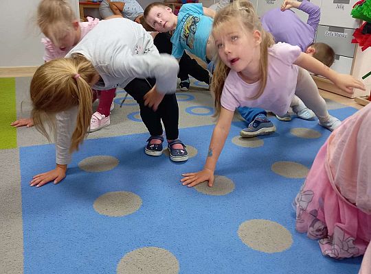 GR. III Zabawy rytmiczno - ruchowe z mamą i tatą Witka