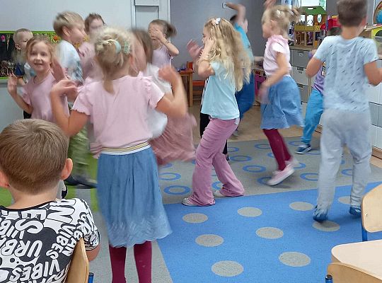 GR. III Zabawy rytmiczno - ruchowe z mamą i tatą Witka