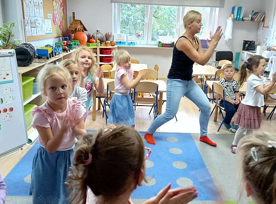 GR. III Zabawy rytmiczno - ruchowe z mamą i tatą Witka