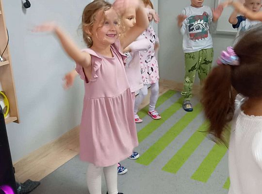 GR. III Zabawy rytmiczno - ruchowe z mamą i tatą Witka