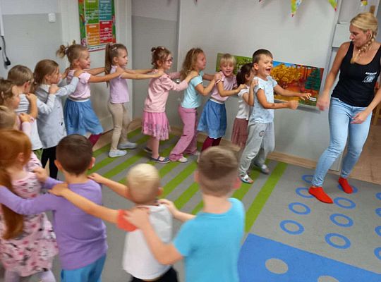 GR. III Zabawy rytmiczno - ruchowe z mamą i tatą Witka