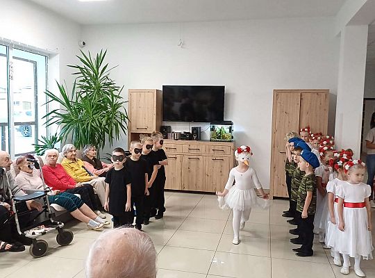 Gr. IV Występ w Domu Seniora "Magnolia" - projekt "Szlachetnie i zdrowo z małpką Iwoną"