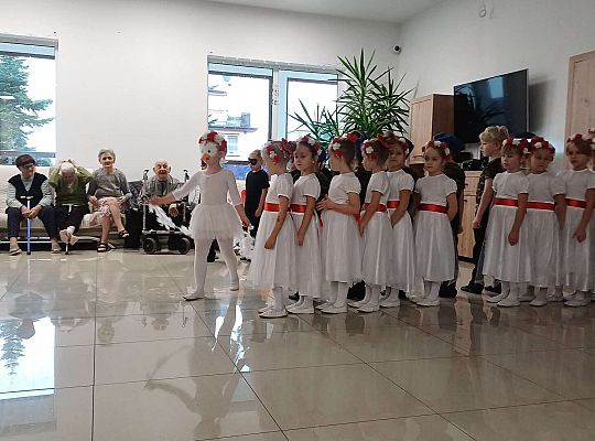 Gr. IV Występ w Domu Seniora "Magnolia" - projekt "Szlachetnie i zdrowo z małpką Iwoną"