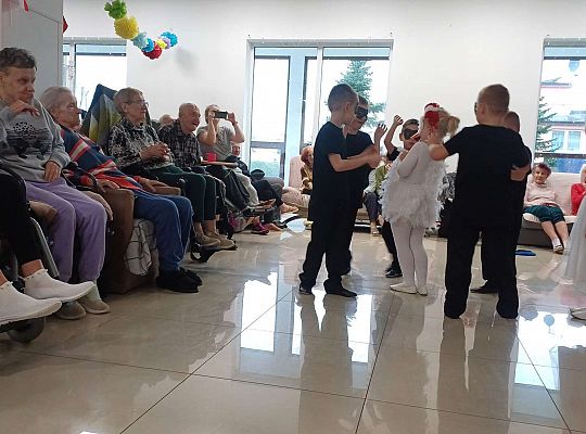 Gr. IV Występ w Domu Seniora "Magnolia" - projekt "Szlachetnie i zdrowo z małpką Iwoną"