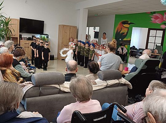 Gr. IV Występ w Domu Seniora "Magnolia" - projekt "Szlachetnie i zdrowo z małpką Iwoną"