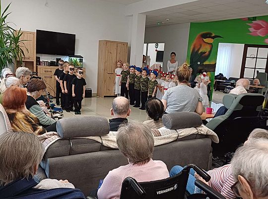 Gr. IV Występ w Domu Seniora "Magnolia" - projekt "Szlachetnie i zdrowo z małpką Iwoną"