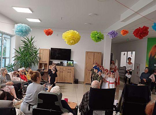 Gr. IV Występ w Domu Seniora "Magnolia" - projekt "Szlachetnie i zdrowo z małpką Iwoną"