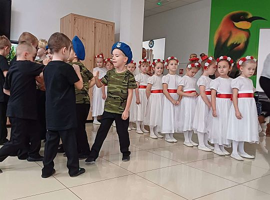 Gr. IV Występ w Domu Seniora "Magnolia" - projekt "Szlachetnie i zdrowo z małpką Iwoną"