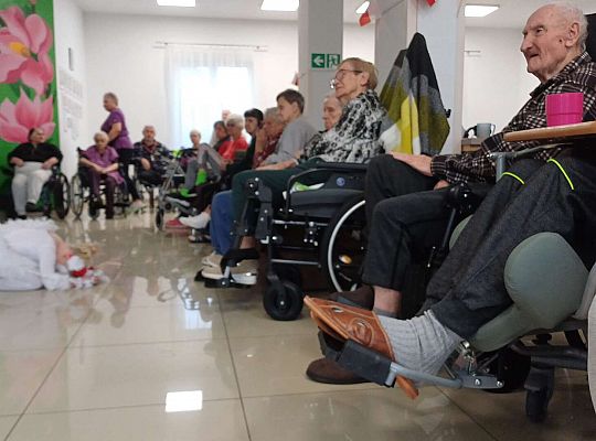 Gr. IV Występ w Domu Seniora "Magnolia" - projekt "Szlachetnie i zdrowo z małpką Iwoną"