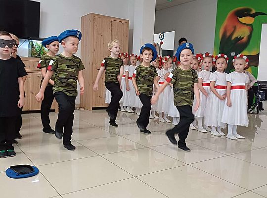 Gr. IV Występ w Domu Seniora "Magnolia" - projekt "Szlachetnie i zdrowo z małpką Iwoną"