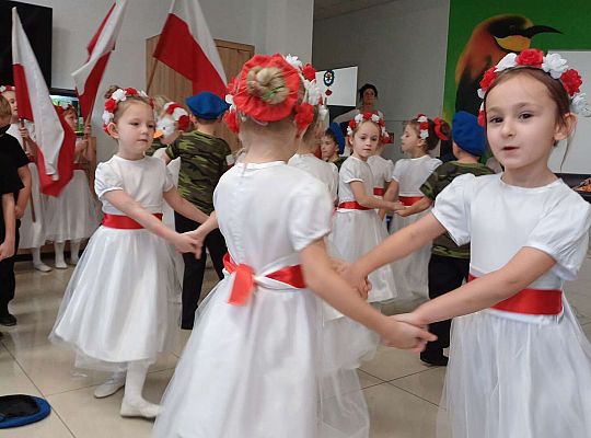 Gr. IV Występ w Domu Seniora "Magnolia" - projekt "Szlachetnie i zdrowo z małpką Iwoną"