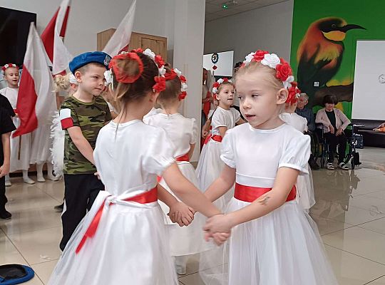 Gr. IV Występ w Domu Seniora "Magnolia" - projekt "Szlachetnie i zdrowo z małpką Iwoną"