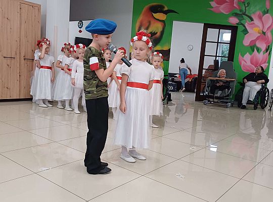 Gr. IV Występ w Domu Seniora "Magnolia" - projekt "Szlachetnie i zdrowo z małpką Iwoną"