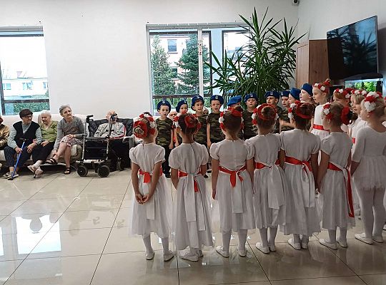 Gr. IV Występ w Domu Seniora "Magnolia" - projekt "Szlachetnie i zdrowo z małpką Iwoną"