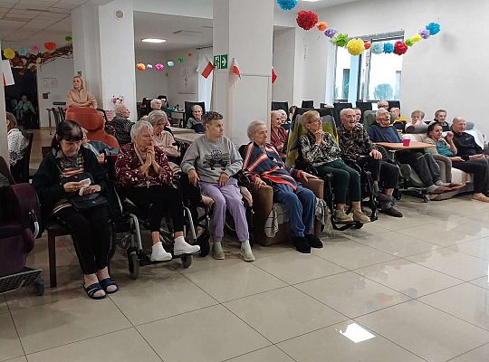 Gr. IV Występ w Domu Seniora "Magnolia" - projekt "Szlachetnie i zdrowo z małpką Iwoną"