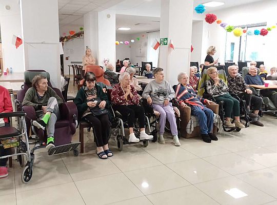 Gr. IV Występ w Domu Seniora "Magnolia" - projekt "Szlachetnie i zdrowo z małpką Iwoną"