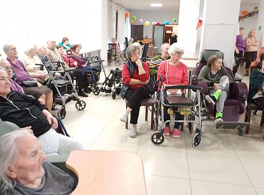 Gr. IV Występ w Domu Seniora "Magnolia" - projekt "Szlachetnie i zdrowo z małpką Iwoną"