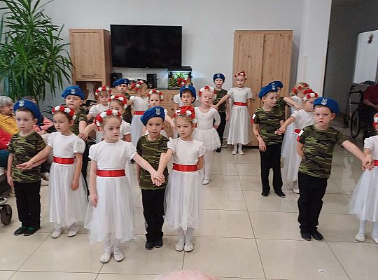 Gr. IV Występ w Domu Seniora "Magnolia" - projekt "Szlachetnie i zdrowo z małpką Iwoną"