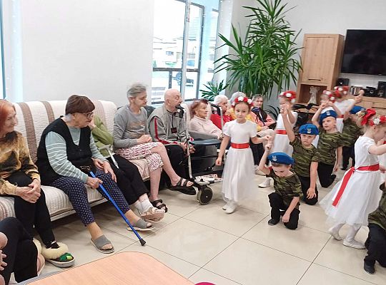 Gr. IV Występ w Domu Seniora "Magnolia" - projekt "Szlachetnie i zdrowo z małpką Iwoną"