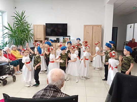 Gr. IV Występ w Domu Seniora "Magnolia" - projekt "Szlachetnie i zdrowo z małpką Iwoną"