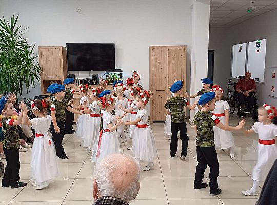 Gr. IV Występ w Domu Seniora "Magnolia" - projekt "Szlachetnie i zdrowo z małpką Iwoną"