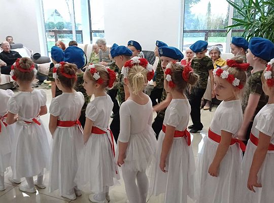 Gr. IV Występ w Domu Seniora "Magnolia" - projekt "Szlachetnie i zdrowo z małpką Iwoną"