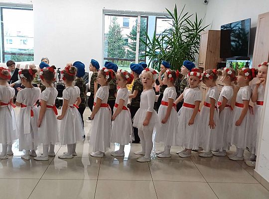 Gr. IV Występ w Domu Seniora "Magnolia" - projekt "Szlachetnie i zdrowo z małpką Iwoną"