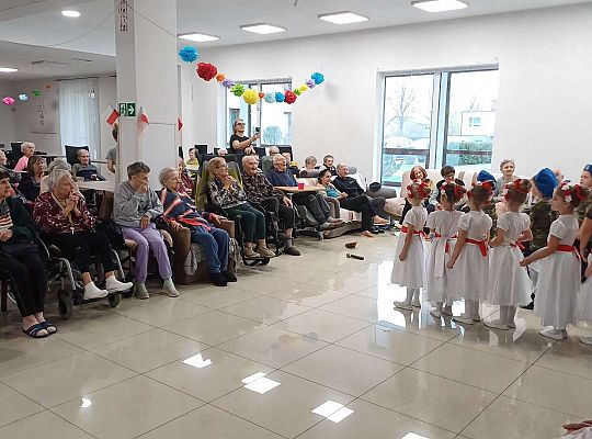 Gr. IV Występ w Domu Seniora "Magnolia" - projekt "Szlachetnie i zdrowo z małpką Iwoną"