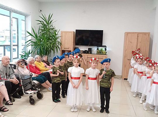 Gr. IV Występ w Domu Seniora "Magnolia" - projekt "Szlachetnie i zdrowo z małpką Iwoną"