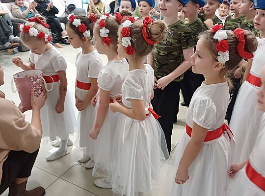 Gr. IV Występ w Domu Seniora "Magnolia" - projekt "Szlachetnie i zdrowo z małpką Iwoną"