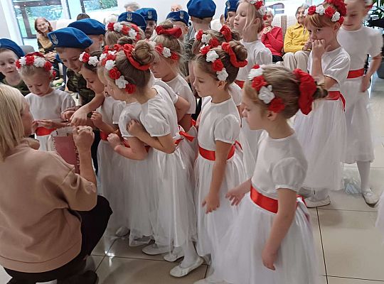 Gr. IV Występ w Domu Seniora "Magnolia" - projekt "Szlachetnie i zdrowo z małpką Iwoną"