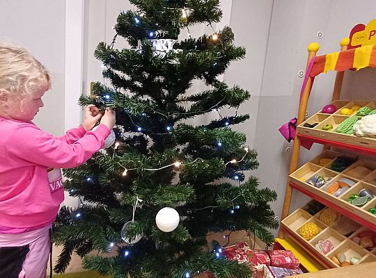 Gr. IV Stroimy choinkę