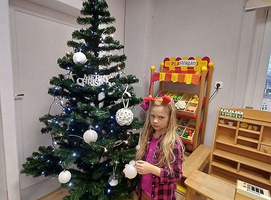Gr. IV Stroimy choinkę