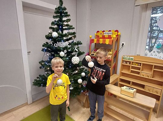 Gr. IV Stroimy choinkę