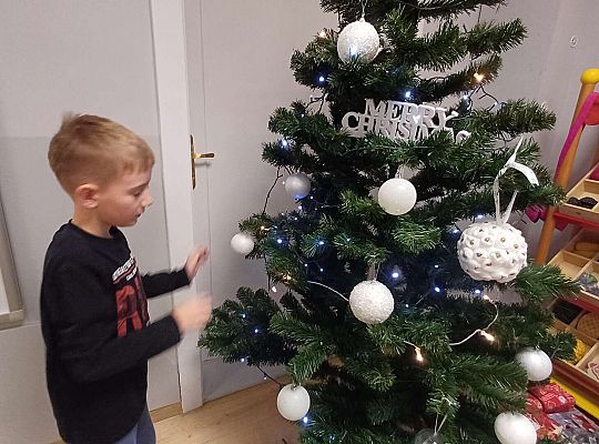 Gr. IV Stroimy choinkę