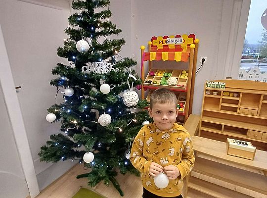 Gr. IV Stroimy choinkę