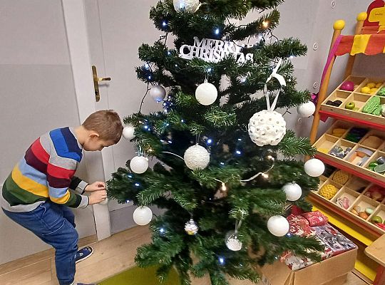 Gr. IV Stroimy choinkę