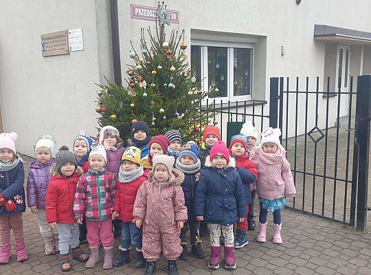 Gr.I Maluchy stroją choinkę