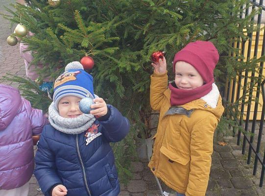 Gr.I Maluchy stroją choinkę