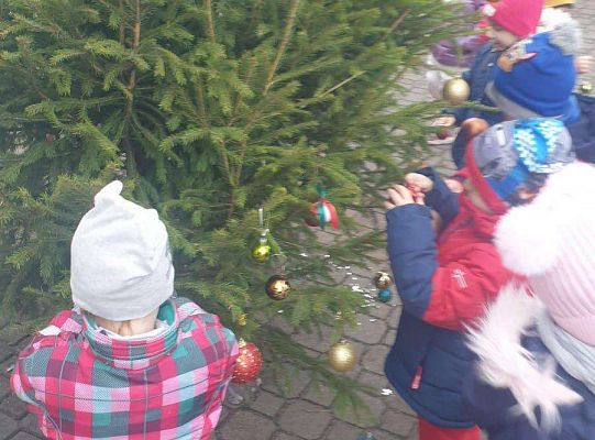 Gr.I Maluchy stroją choinkę